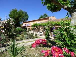 un giardino fiorito di fronte a un edificio di Appart'Hotel Festival Sud Suites - Avignon TGV ad Avignone
