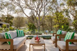 Posezení v ubytování Surf Lodge Avoca Beach Waterfront to Avoca Lake