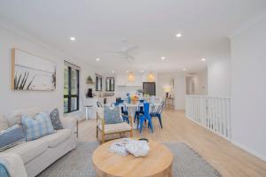 Posezení v ubytování Surf Lodge Avoca Beach Waterfront to Avoca Lake