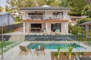 Bazén v ubytování Surf Lodge Avoca Beach Waterfront to Avoca Lake nebo v jeho okolí