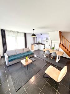 ein Wohnzimmer mit Sofa und Tisch in der Unterkunft Maison entiere jacuzzi reception ouverte 7 7j et 24 24h in Ambarès-et-Lagrave + 22 Fotos