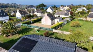 vue aérienne de maisons avec panneaux solaires dans l'établissement Villa 4 personnes - 5 minutes mer - plein sud à trevou-treguignec pres de perro, à Trévou-Tréguignec