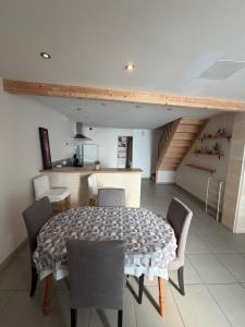 Kuchyň nebo kuchyňský kout v ubytování Charmante échoppe Bordelaise à deux pas du centre + 7 fotografií