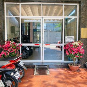 une devanture de magasin avec des motos garées à l'extérieur dans l'établissement Hạ Vy Hotel Hồ Chí Minh, à Hô-Chi-Minh-Ville