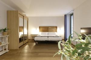 une chambre avec un lit et un grand miroir dans l'établissement Bravissimo Força 17, Barri Vell apartments, à Gérone 42 autres photos