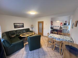 een woonkamer met een bank en een tafel bij Ferienwohnungen Wiedemann WE 1 in Mellenthin +20 foto's