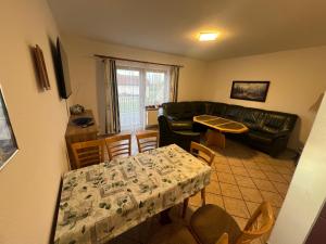 een woonkamer met een tafel en een bank bij Ferienwohnungen Wiedemann WE 1 in Mellenthin