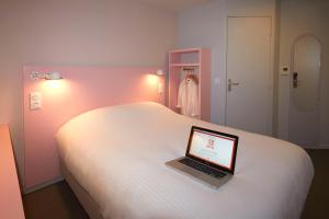 Een bed of bedden in een kamer bij Coto Hotel
