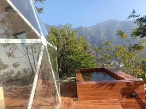 卡绍利Glamp Retreat Kasauli的一个木箱子放在房子的露台上。 更多13张照片