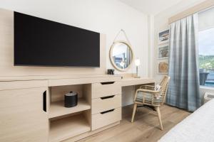 TV a/nebo společenská místnost v ubytování Hampton By Hilton Saint Thomas