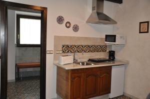 a kitchen with a sink and a microwave at Casa de las Remigias in Estepona