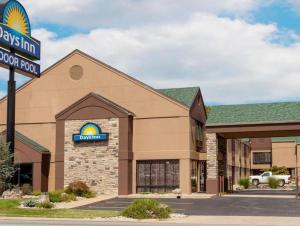 un hôtel avec un panneau indiquant un port d'entrée dans l'établissement Days Inn Springfield South, à Springfield