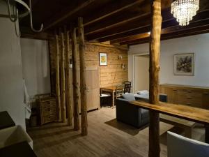 een kamer met een bed en een bureau. bij Hoeve Op Vollenhof in Wezep