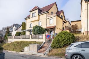una casa su una collina con un'auto parcheggiata di fronte di Angie's Ferienapartment a Lichtenfels