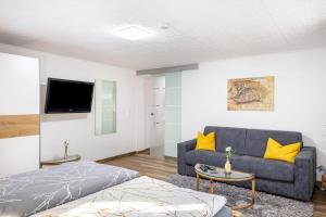un soggiorno con un divano e una TV di Angie's Ferienapartment a Lichtenfels