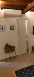 een kamer met een deur en een tafel in een kamer bij Locanda delle fonti in Bassano in Teverina +5 foto's