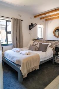 una camera da letto con un letto grande con asciugamani sopra di 133onFifth a Umtali