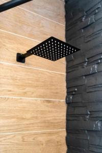 un oggetto nero è su un pavimento di legno di 133onFifth a Umtali