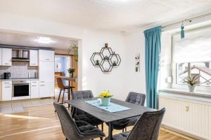 una cucina e una sala da pranzo con tavolo e sedie di Angie's Ferienapartment a Lichtenfels