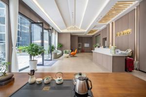 an office lobby with a tea kettle on a table at Ancient City District Ai Shan Hotel in Lijiang