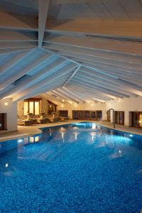 Swimmingpoolen hos eller tæt på Santa Marina Arachova Resort & Spa