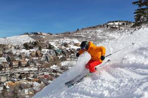 eine Person fährt eine schneebedeckte Piste hinunter in der Unterkunft MOTHERLODE 3 townhouse in Park City