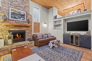 ein Wohnzimmer mit Sofa und Kamin in der Unterkunft MOTHERLODE 3 townhouse in Park City