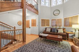 ein Wohnzimmer mit Sofa und Tisch in der Unterkunft MOTHERLODE 3 townhouse in Park City + 33 Fotos