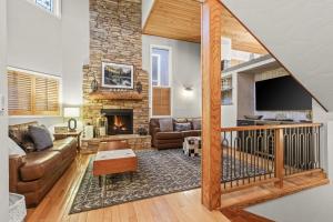 ein Wohnzimmer mit Sofa und Kamin in der Unterkunft MOTHERLODE 3 townhouse in Park City