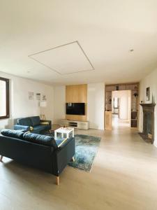 een woonkamer met een zwarte bank en een open haard bij "Villa Bizzi" in Monte Castelli