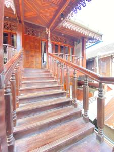 een houten trap in een gebouw bij Villa Xiengthong Garden View in Luang Prabang +30 foto's