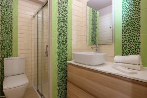 ein Badezimmer mit Waschbecken, Toilette und Dusche in der Unterkunft Villa Atlantis - San Agustín in San Agustín + 30 Fotos