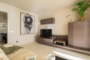 ein Wohnzimmer mit Sofa und Fernseher in der Unterkunft Villa Atlantis - San Agustín in San Agustín