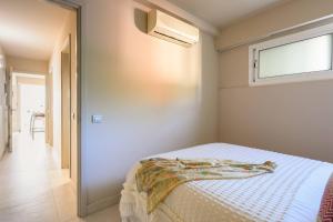 ein Schlafzimmer mit einem Bett und einem Fenster in der Unterkunft Villa Atlantis - San Agustín in San Agustín