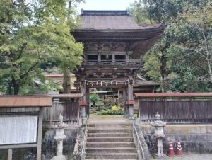 a pagoda with stairs in front of a building at コテージ杏庵 Cottage Anzuan in Minamioguni