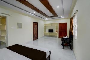 Et tv og/eller underholdning på Hotel O Infocity Ghatkesar Formerly SR Grand