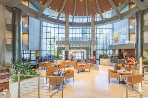 马德里米拉斯拉欧洲之星套房酒店的大楼内摆放着桌椅的大厅