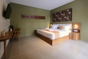 une chambre avec un lit et un bureau dans l'établissement ME Villas Pererenan, Canggu, à Canggu