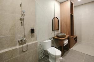 une salle de bains avec toilettes, douche et lavabo dans l'établissement ME Villas Pererenan, Canggu, à Canggu 30 autres photos
