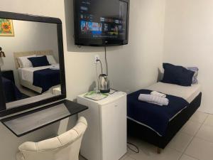 ein kleines Zimmer mit einem Bett und einem Spiegel in der Unterkunft 103-Quarto Pousada HG in Vila Nova do Sul