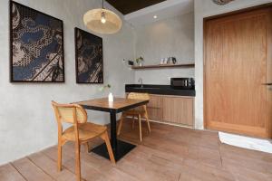 une cuisine avec une table et des chaises dans une pièce dans l'établissement ME Villas Pererenan, Canggu, à Canggu