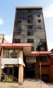 un edificio con un cartel de planificador de hotel delante de él en Hotel Piacenza, en Caxias do Sul