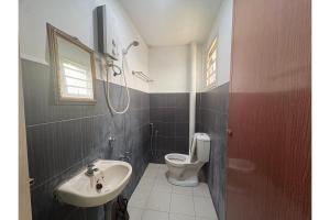 ein Badezimmer mit Toilette und Waschbecken in der Unterkunft Hotel O Classic Homestay Keningau in Keningau + 17 Fotos