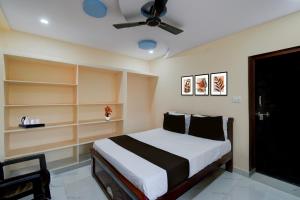 En eller flere senge i et værelse på Hotel O Infocity Ghatkesar Formerly SR Grand