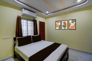 En eller flere senge i et værelse på Hotel O Infocity Ghatkesar Formerly SR Grand