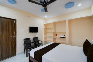 Et tv og/eller underholdning på Hotel O Infocity Ghatkesar Formerly SR Grand