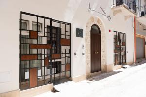 eine Gebäudefassade mit einer Tür und Büchern in der Unterkunft Cielo D'Alcamo Palazzo Oliva in Alcamo