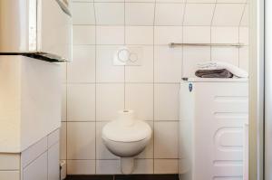 een kleine witte badkamer met een toilet. bij Twistesee Ferienhaus 36 in Wetterburg +21 foto's