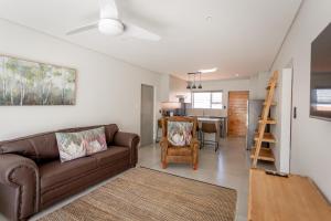 un salon avec un canapé et une table dans l'établissement Modern 2 bed apartment - TH61, à George