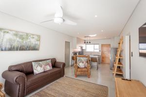 un salon avec un canapé et une table dans l'établissement Modern 2 bed apartment - TH61, à George